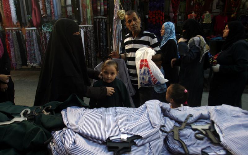 صور..إقبال على الأسواق لشراء حاجيات المدارس