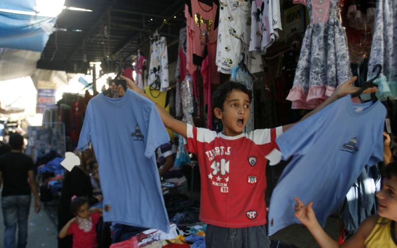 صور..إقبال على الأسواق لشراء حاجيات المدارس