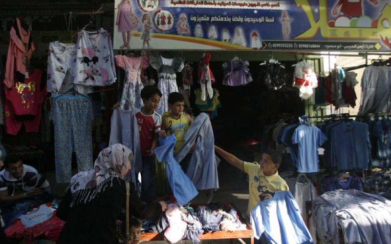 صور..إقبال على الأسواق لشراء حاجيات المدارس