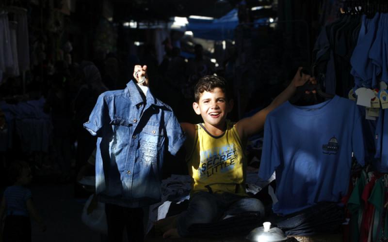 صور..إقبال على الأسواق لشراء حاجيات المدارس