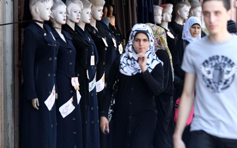 صور..إقبال على الأسواق لشراء حاجيات المدارس