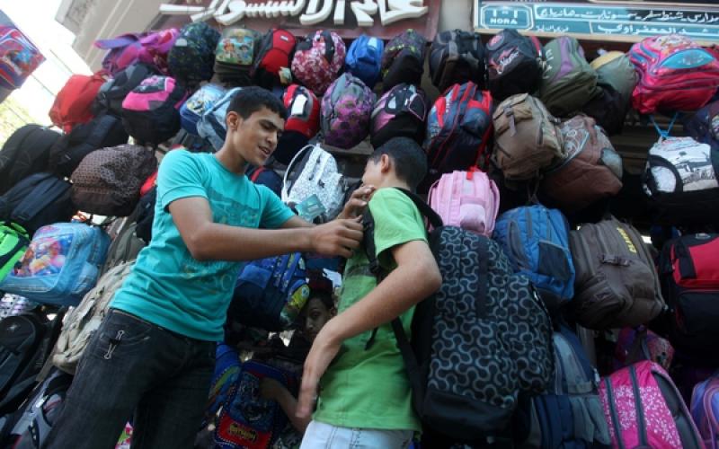 صور..إقبال على الأسواق لشراء حاجيات المدارس