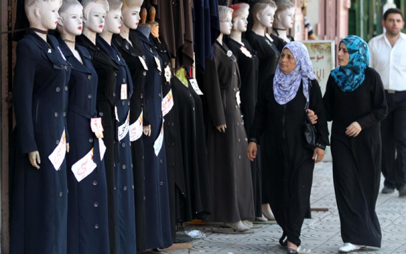 صور..إقبال على الأسواق لشراء حاجيات المدارس