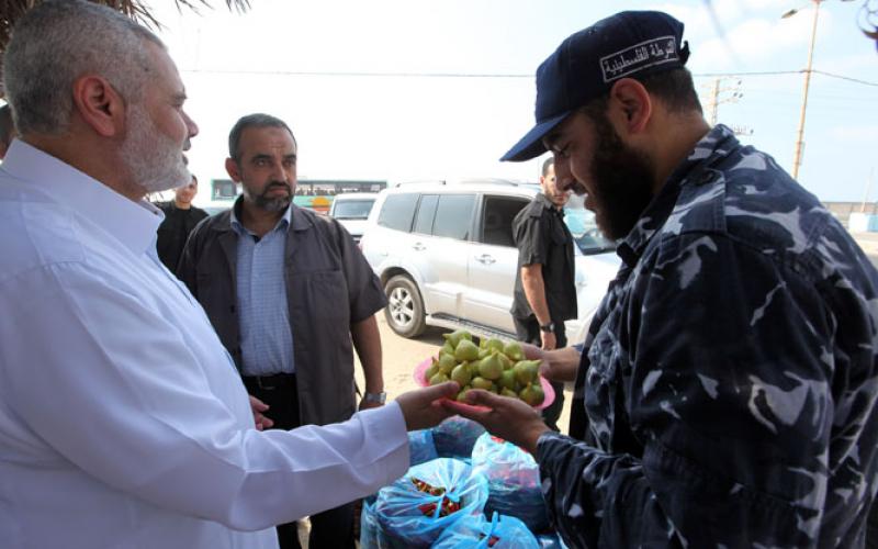 صور.. هنية يشتري العنب والتين ويتفقد "الرشيد"