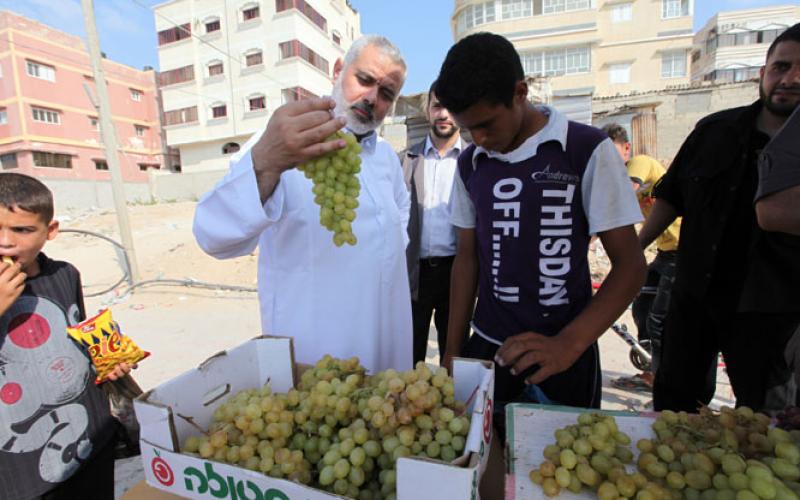 صور.. هنية يشتري العنب والتين ويتفقد "الرشيد"