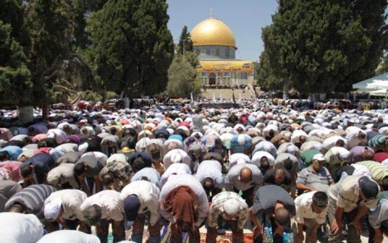 صور: أكثر من ربع مليون مصل بالأقصى