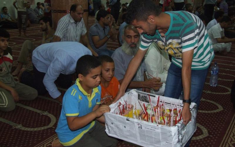 بالصور: إحياء ليلة القدر في مساجد الوسطى