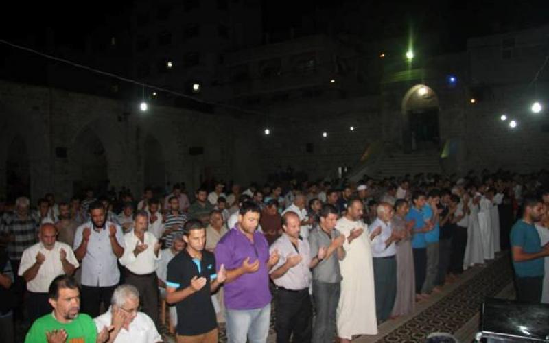 صور: ليلة القدر من المسجد العمري بغزة