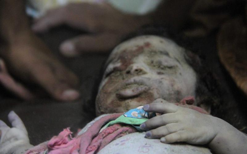 صور: انتشال طفلة من تحت الأنقاض بالشاطئ