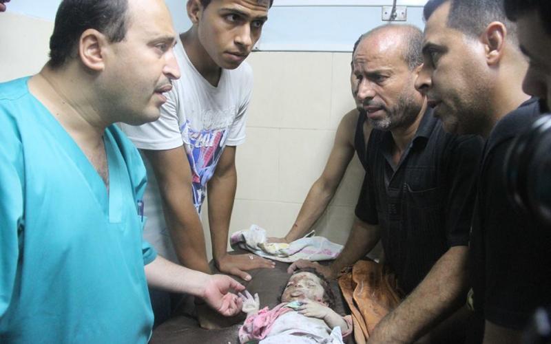 صور: انتشال طفلة من تحت الأنقاض بالشاطئ