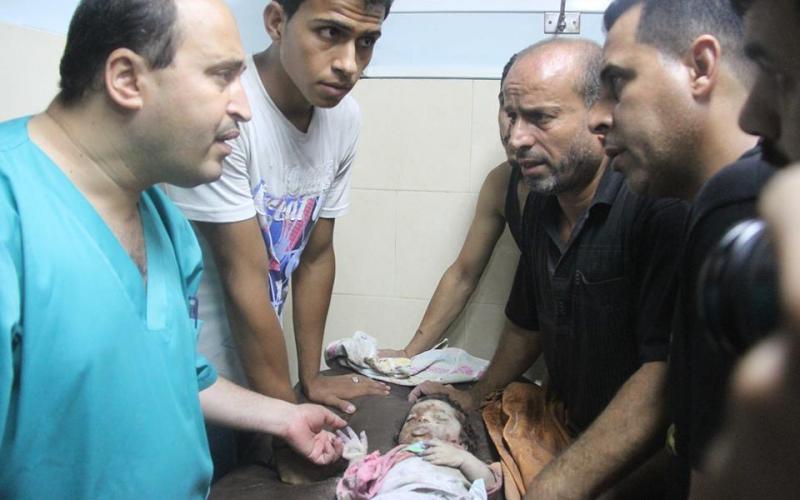 صور: انتشال طفلة من تحت الأنقاض بالشاطئ