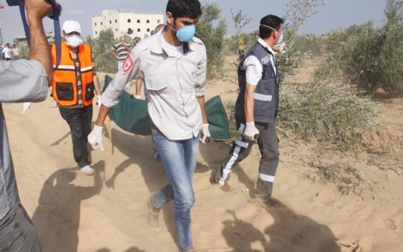 صور: انتشال جثامين الشهداء برفح مع التهدئة