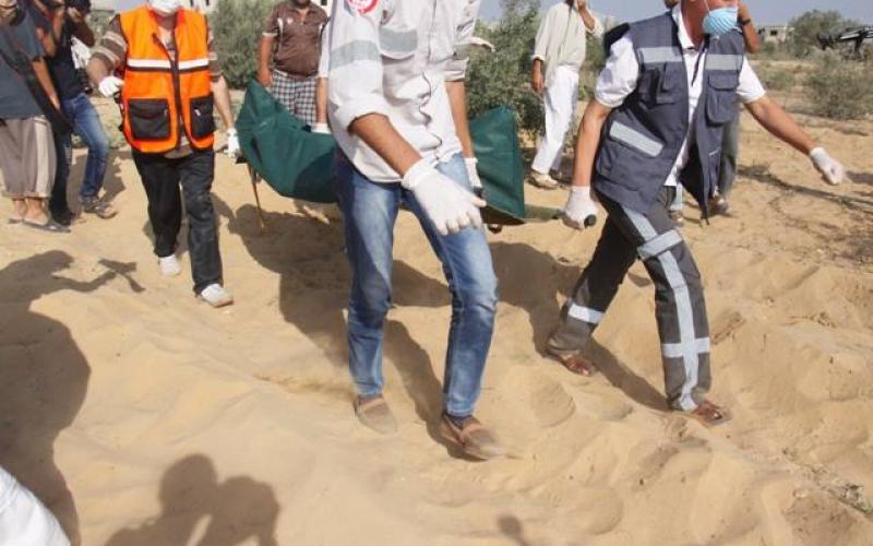 صور: انتشال جثامين الشهداء برفح مع التهدئة