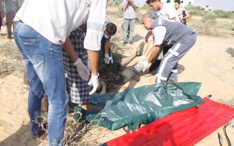 صور: انتشال جثامين الشهداء برفح مع التهدئة