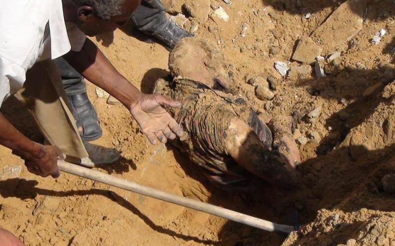صور: انتشال جثامين مقاومين من الأنفاق