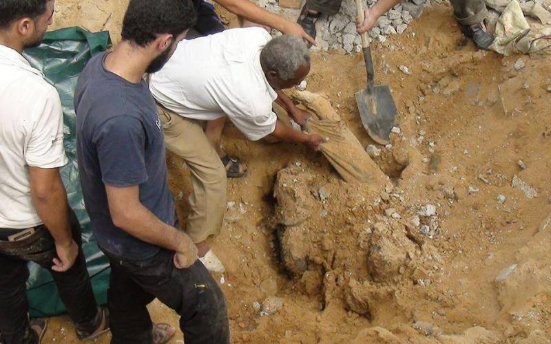 صور: انتشال جثامين مقاومين من الأنفاق