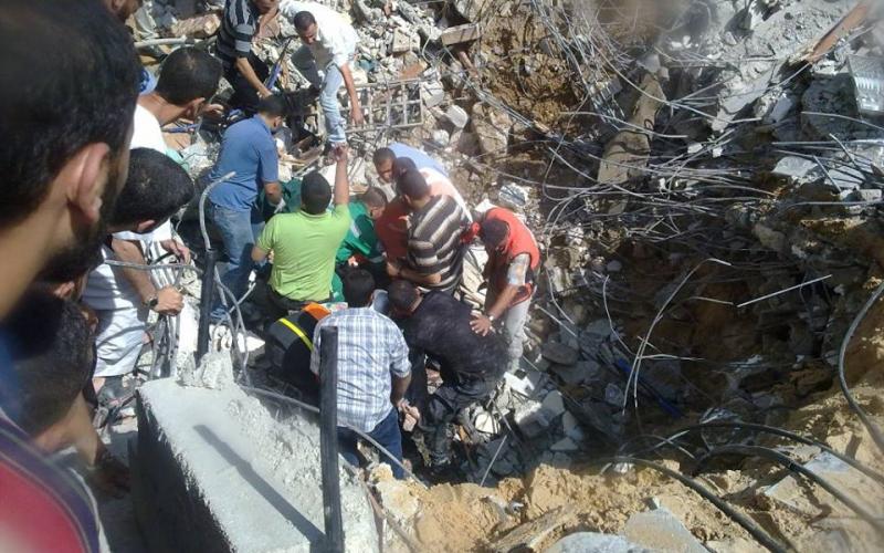 صور: قصف مسجد القسام وانتشال 3 شهداء
