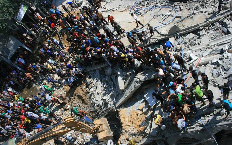صور: انتشال جثامين 3 شهداء من تحت أنقاض مسجد القسام