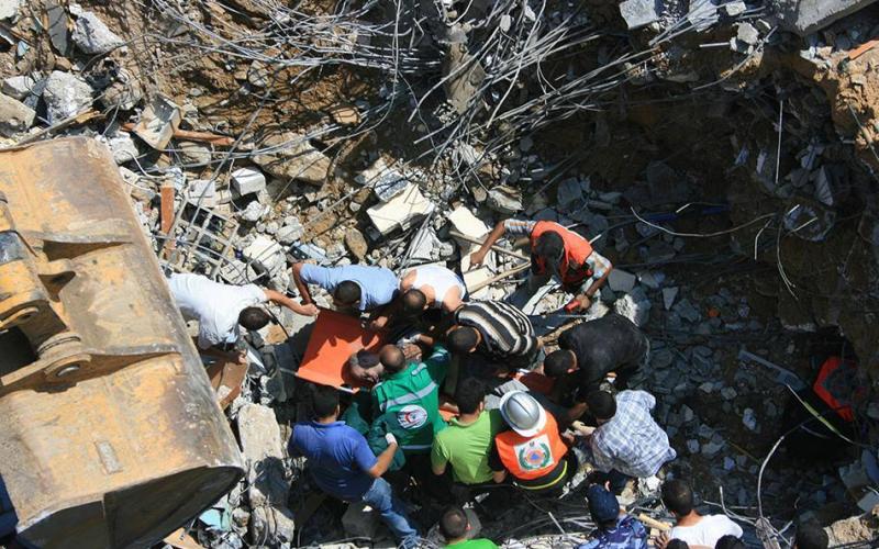 صور: انتشال جثامين 3 شهداء من تحت أنقاض مسجد القسام