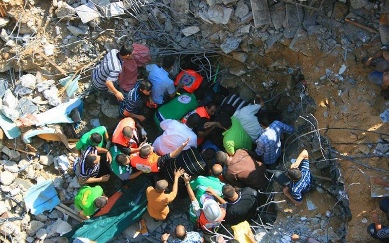 صور: انتشال جثامين 3 شهداء من تحت أنقاض مسجد القسام