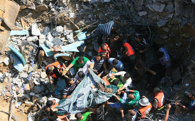 صور: انتشال جثامين 3 شهداء من تحت أنقاض مسجد القسام
