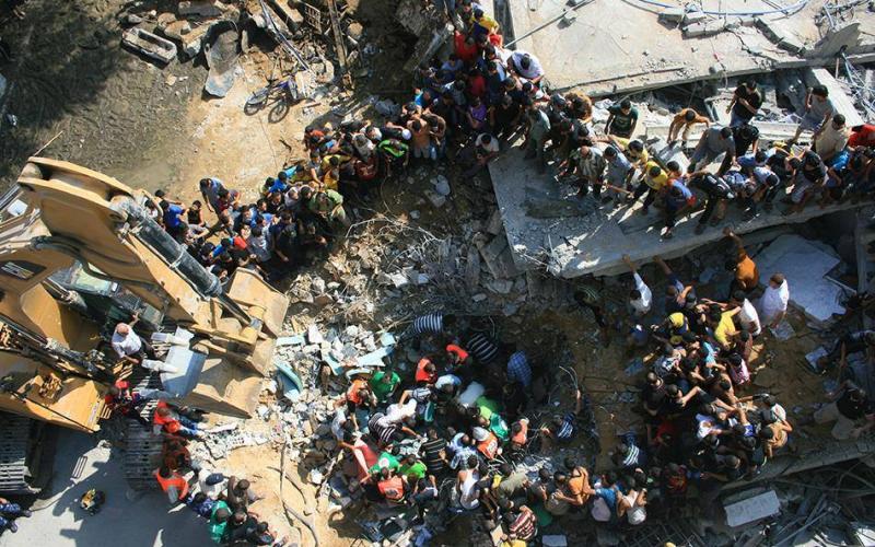 صور: انتشال جثامين 3 شهداء من تحت أنقاض مسجد القسام