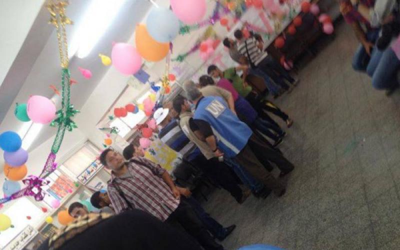 صور: حفل زفاف في مركز للإيواء بغزة