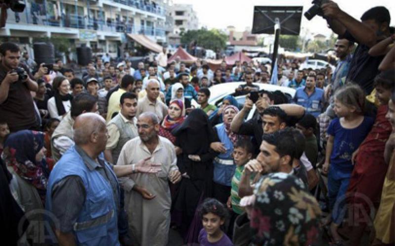 بالصور: حفل زفاف بمركز إيواء بغزة