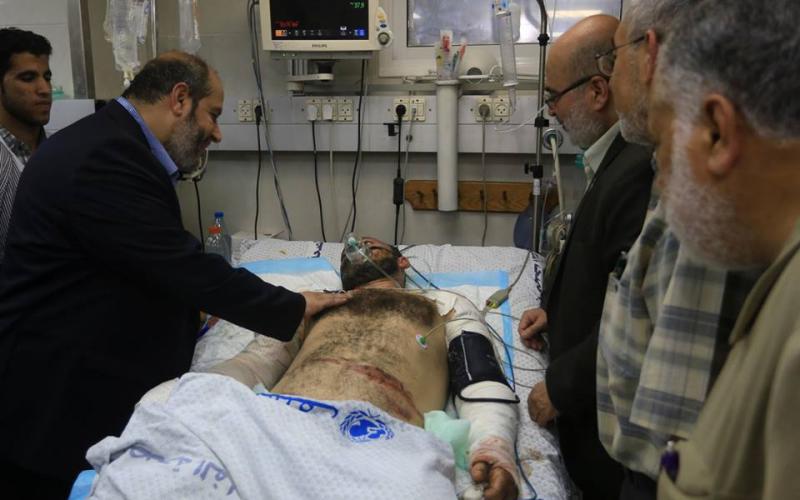 صور: الحية يتفقد جرحى غزة