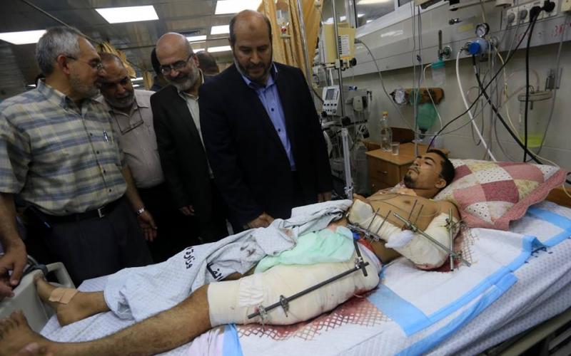 صور: الحية يتفقد جرحى غزة