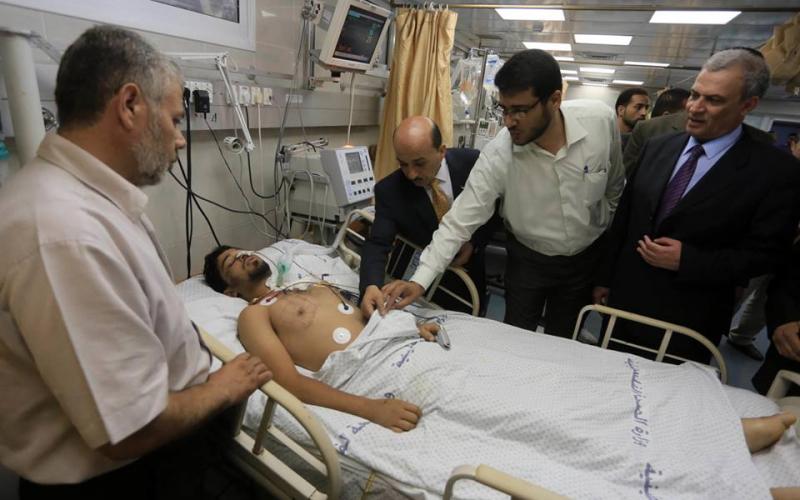 صور: الحية يتفقد جرحى غزة