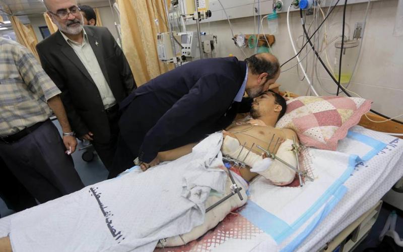 صور: الحية يتفقد جرحى غزة