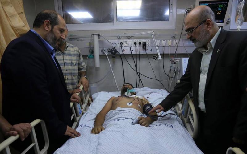 صور: الحية يتفقد جرحى غزة