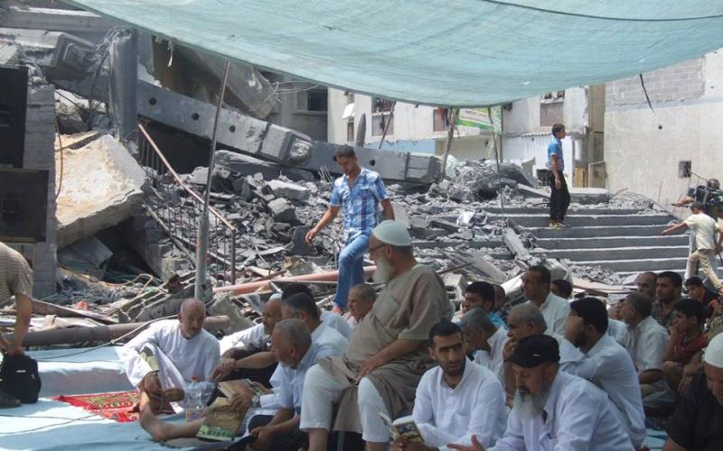 بالصور: سكان غزة يؤدون الجمعة فوق ركام مساجدهم