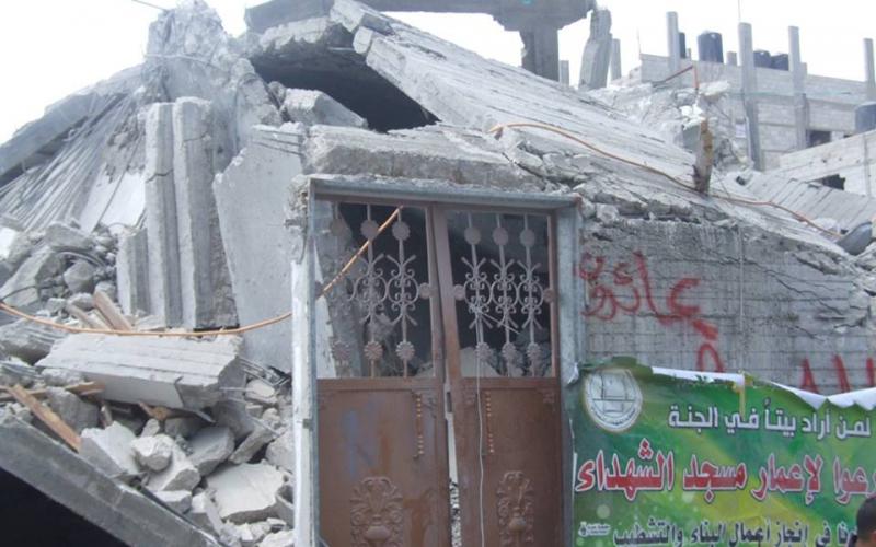 بالصور: سكان غزة يؤدون الجمعة فوق ركام مساجدهم