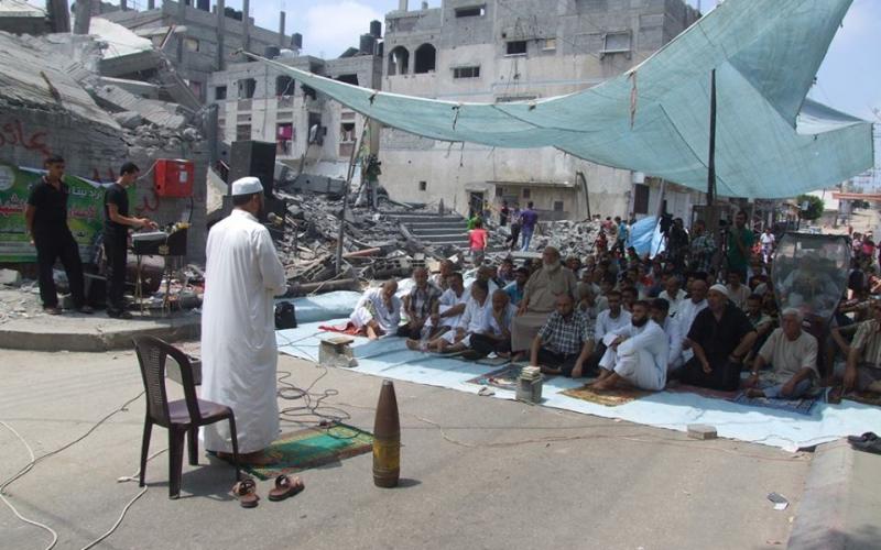بالصور: سكان غزة يؤدون الجمعة فوق ركام مساجدهم