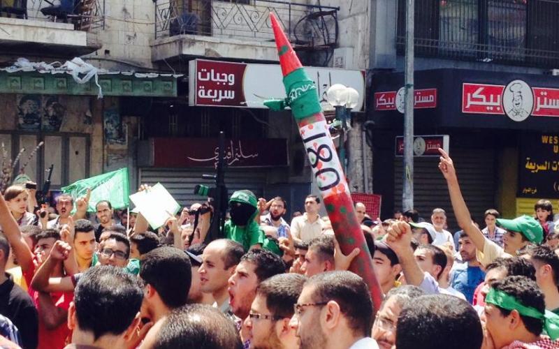 صور: مسيرة حماس في نابلس نصرة لغزة