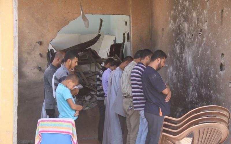 بالصور: أهالي خزاعة.. صمود ومكابرة رغم الألم