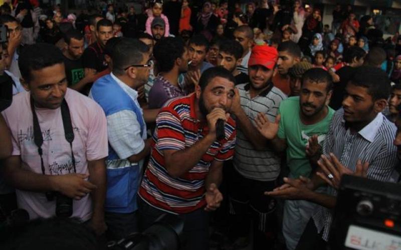 صور: زفاف 3 عرسان في مدرسة إيواء برفح