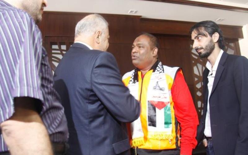 صور: وفد ماليزي يصل غزة لتفقد آثار العدوان