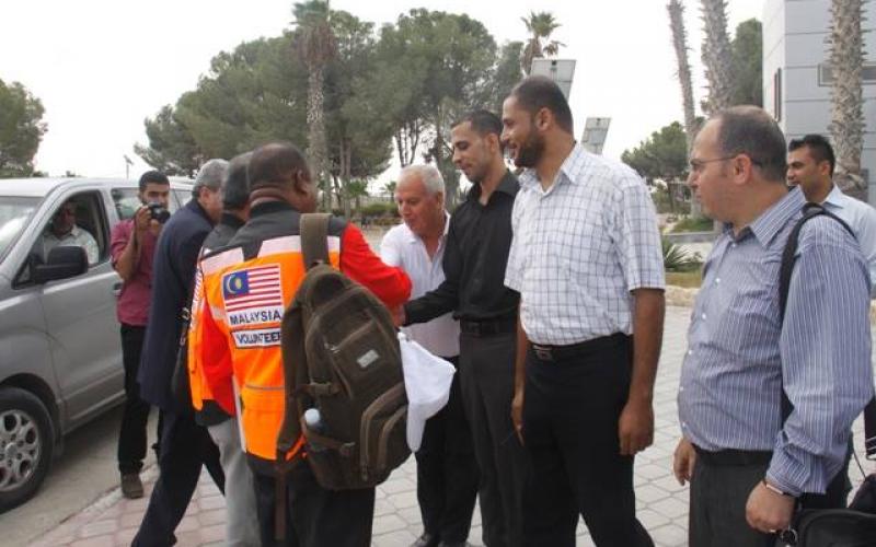 صور: وفد ماليزي يصل غزة لتفقد آثار العدوان