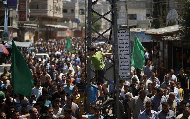 صور: تشييع جثمان زوجة ونجل "الضيف"