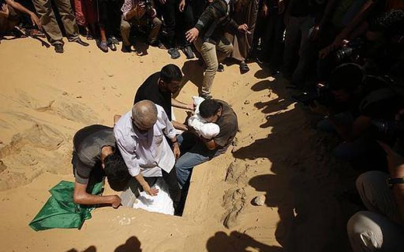 صور: تشييع جثمان زوجة ونجل "الضيف"