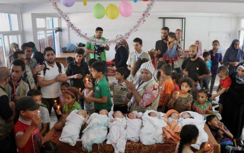 صور: احتفال النازحين بمراكز الإيواء بـ7 مواليد