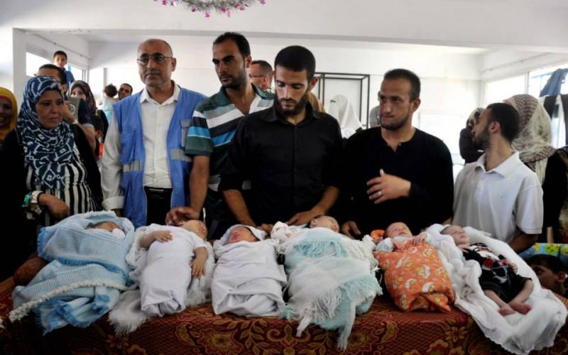 صور: احتفال النازحين بمراكز الإيواء بـ7 مواليد