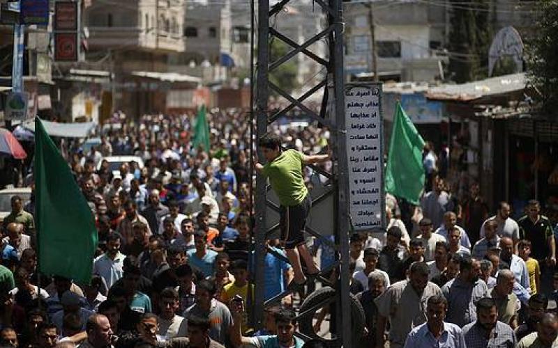 صور: تشييع زوجة القائد "الضيف" وطفله "علي" بجباليا