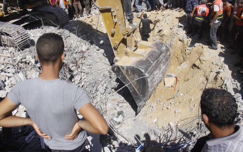 صور: تواصل أعمال البحث تحت أنقاض منزل "كلاب"