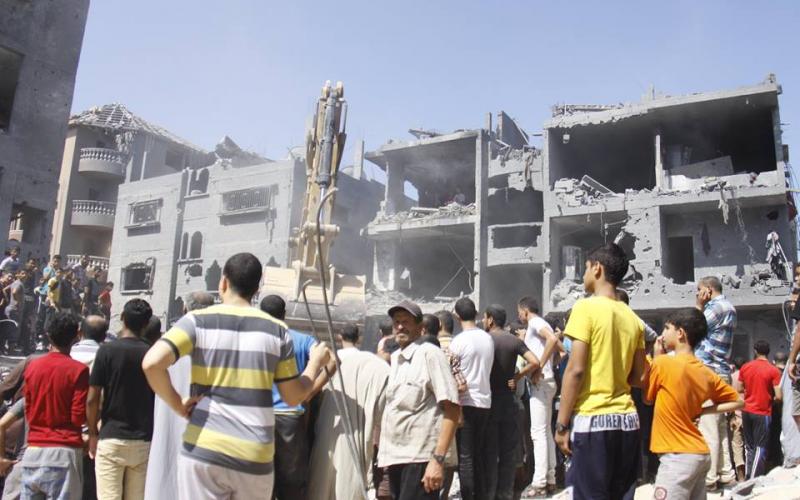 صور: تواصل أعمال البحث تحت أنقاض منزل "كلاب"