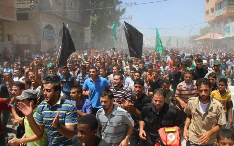 صور: جماهير غفيرة تشييع جثامين قادة القسام
