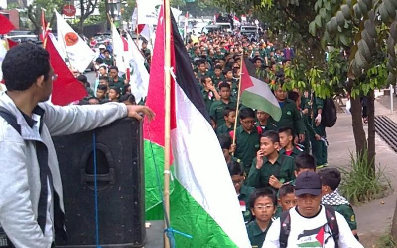 صور: مسيرة بأندونيسيا تضامنًا مع غزة